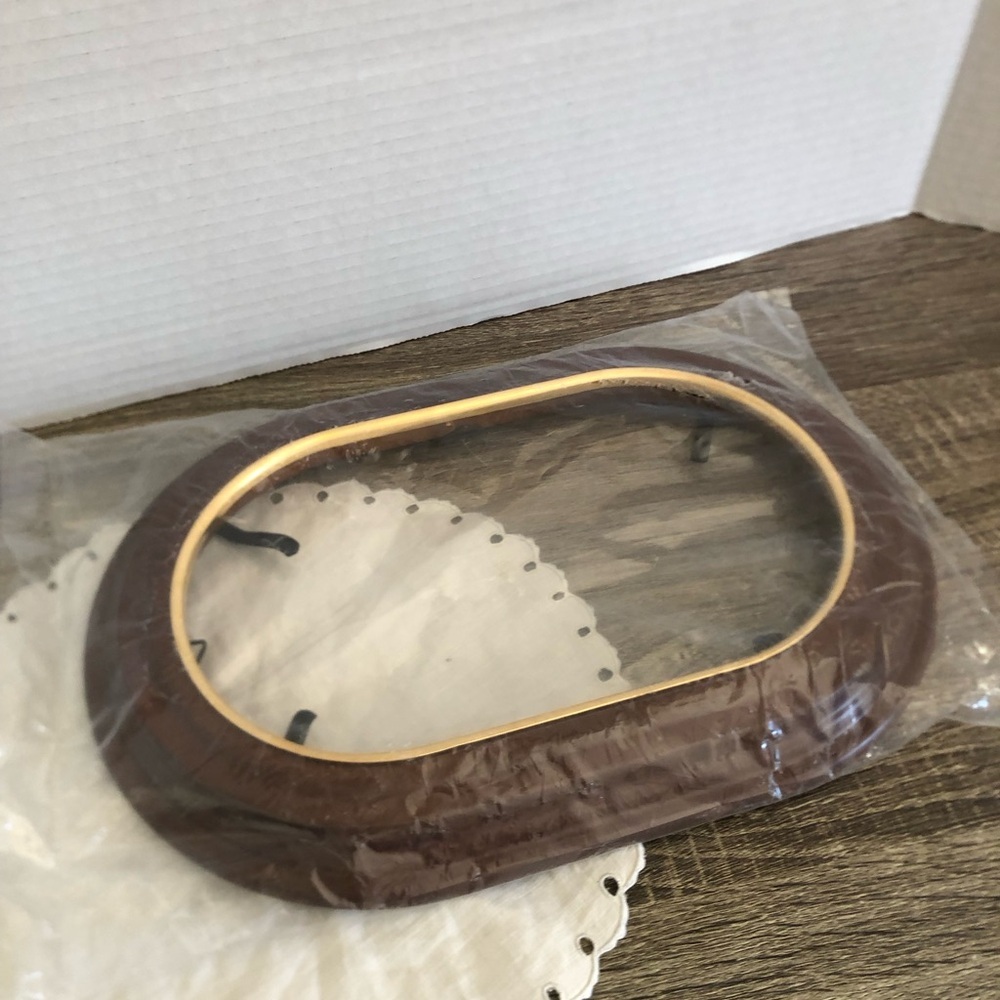Vtg Oval Wooden Plate Frame